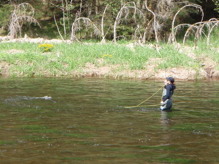 Maria Lang drillt ihren ersten Fisch im Kurs.\\n\\n02.03.2015 01:04